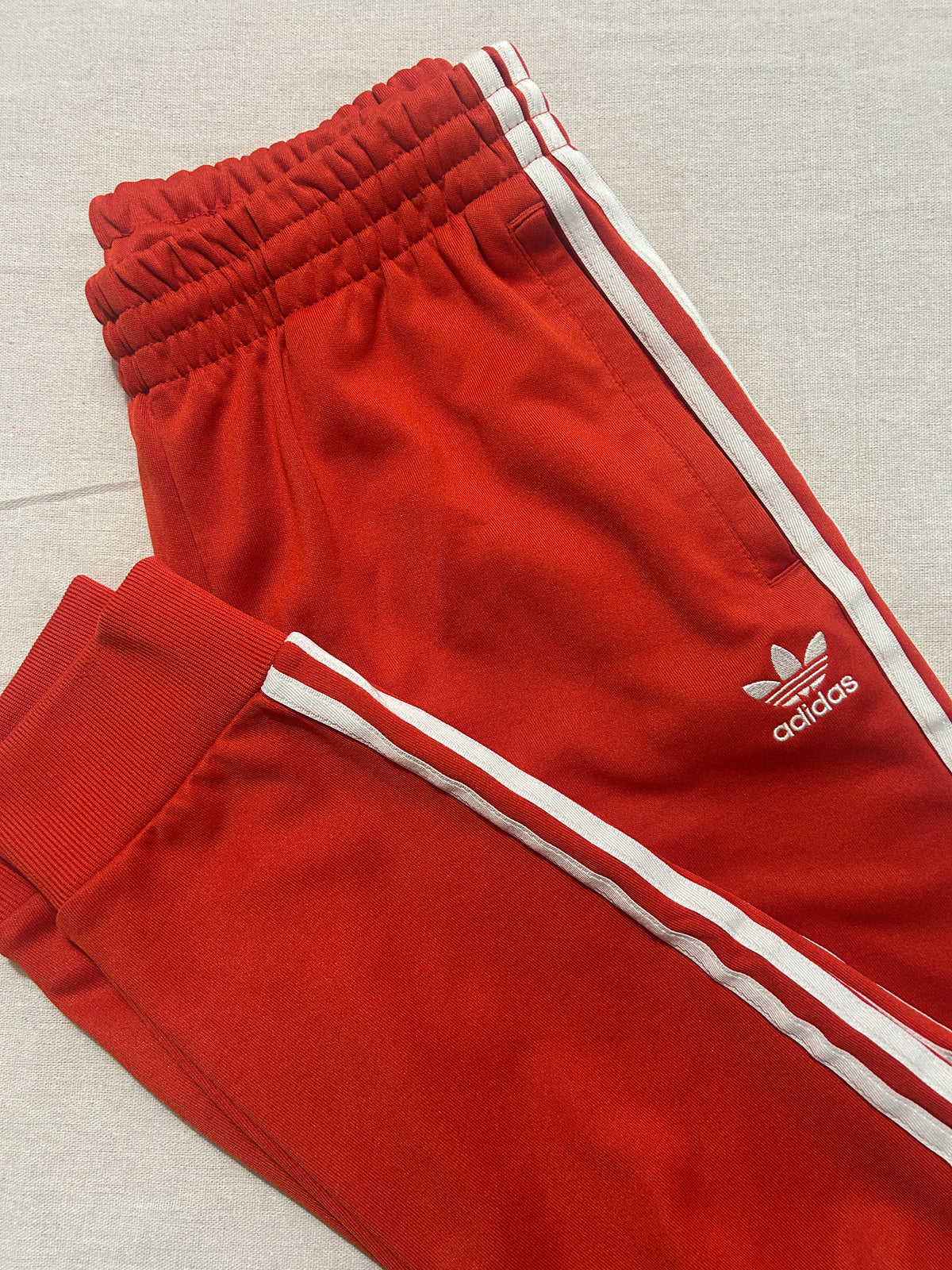 Jogging Adidas Originals Homme – Coupe Classique – Rouge Vif – Taille M
