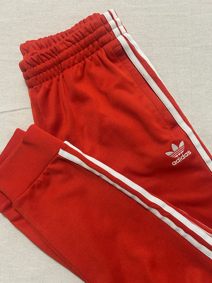 Jogging Adidas Originals Homme – Coupe Classique – Rouge Vif – Taille M