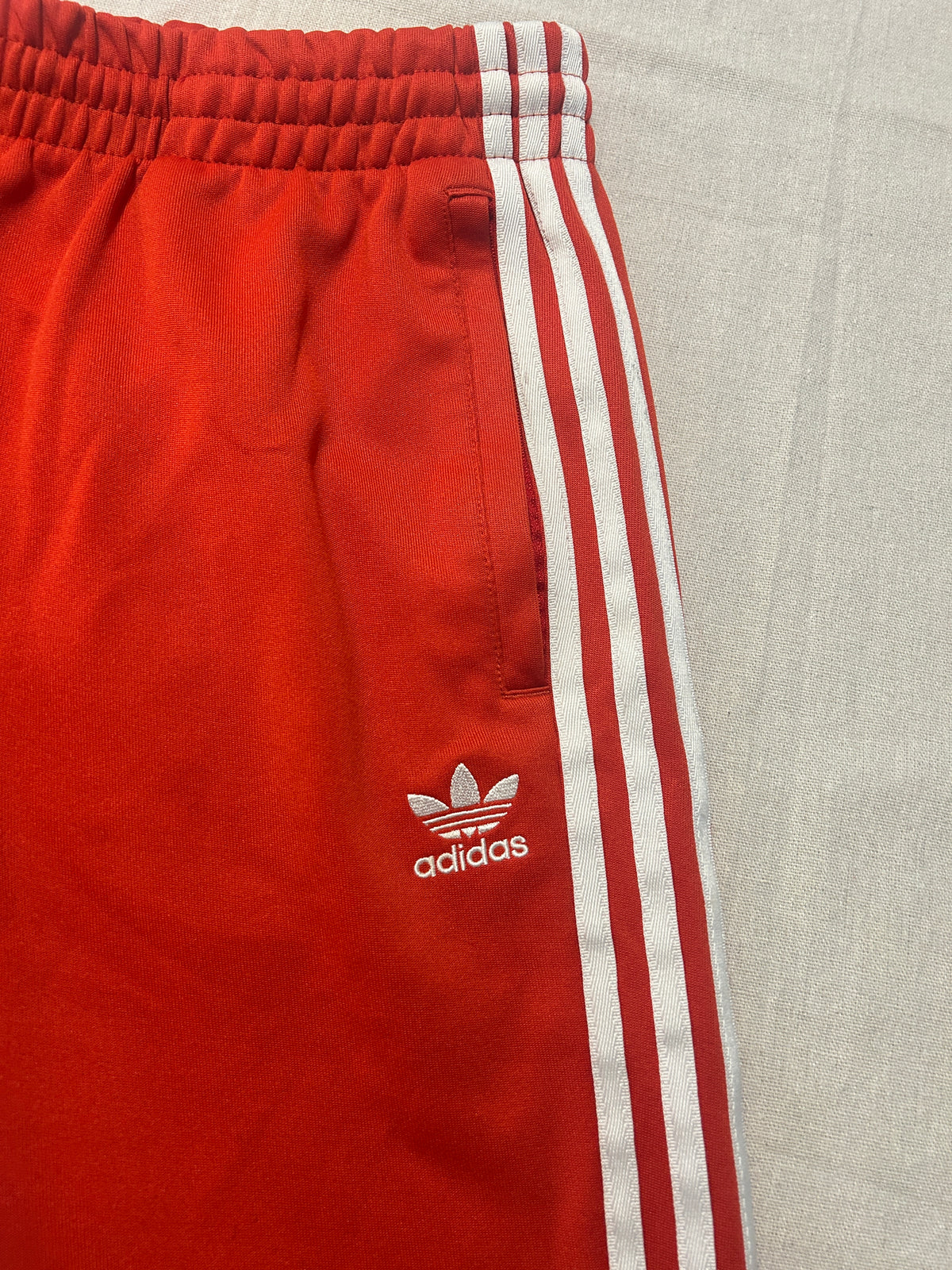 Jogging Adidas Originals Homme – Coupe Classique – Rouge Vif – Taille M