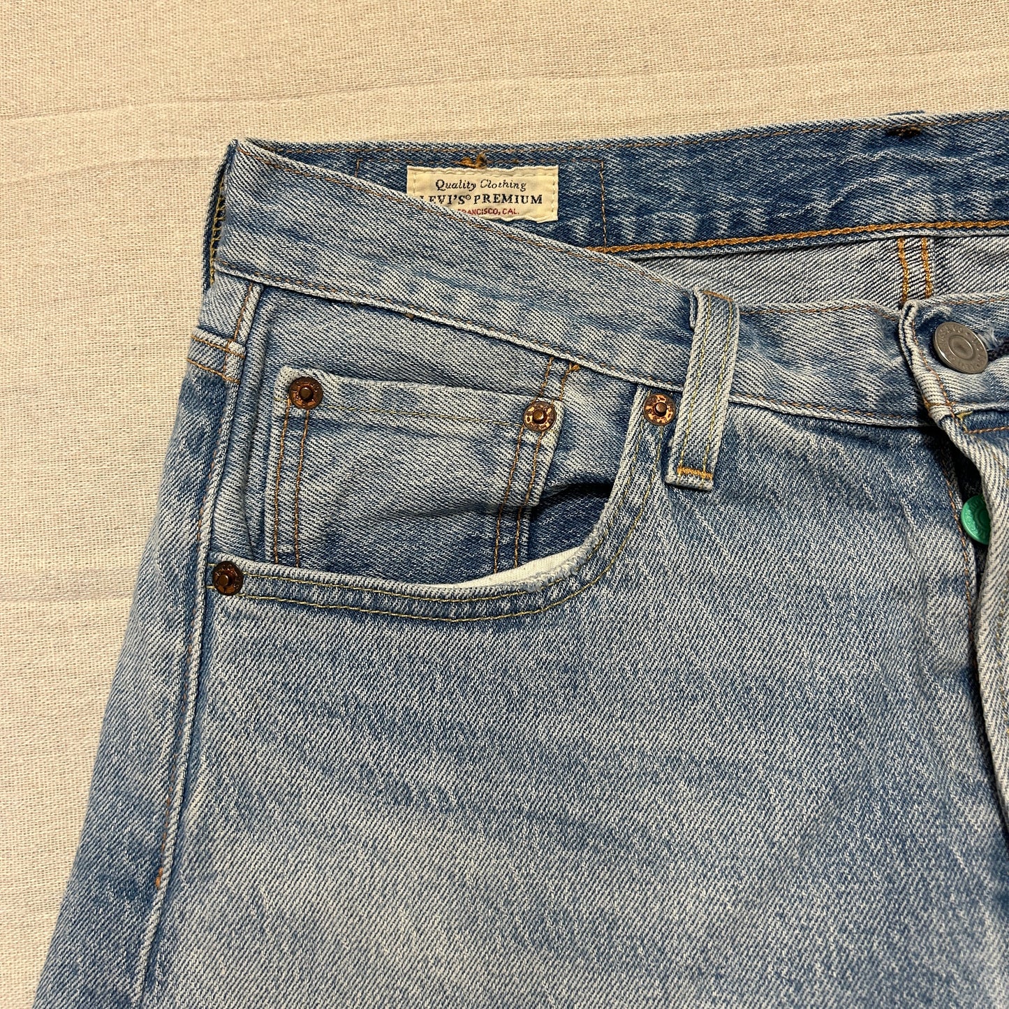 Jean Levi's 501 Original Bleu Clair Délavé Buttons Multicouleurs – Taille W30 L32