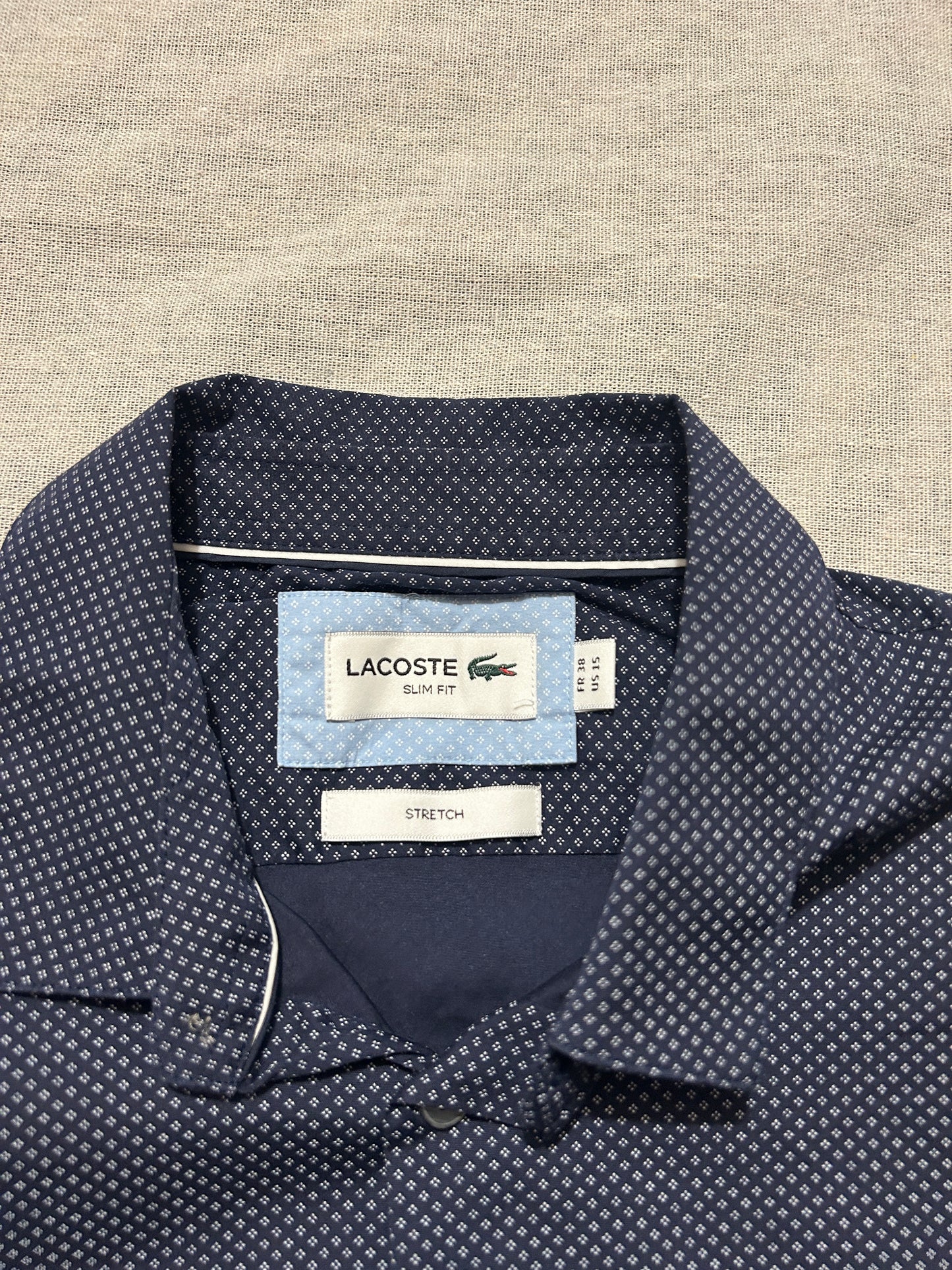 Chemise Micro-Motifs Géométriques Stretch • LACOSTE • Taille FR 38 (S) • Bleu Marine