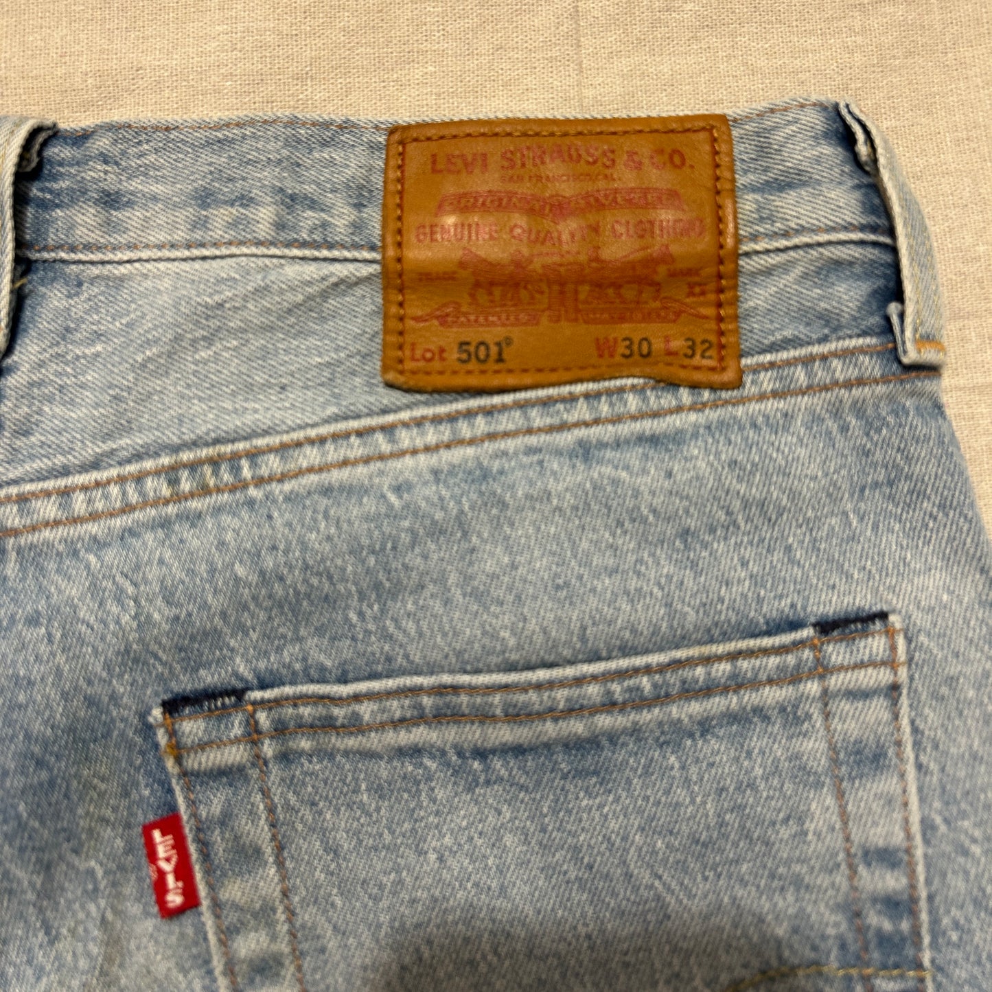 Jean Levi's 501 Original Bleu Clair Délavé Buttons Multicouleurs – Taille W30 L32