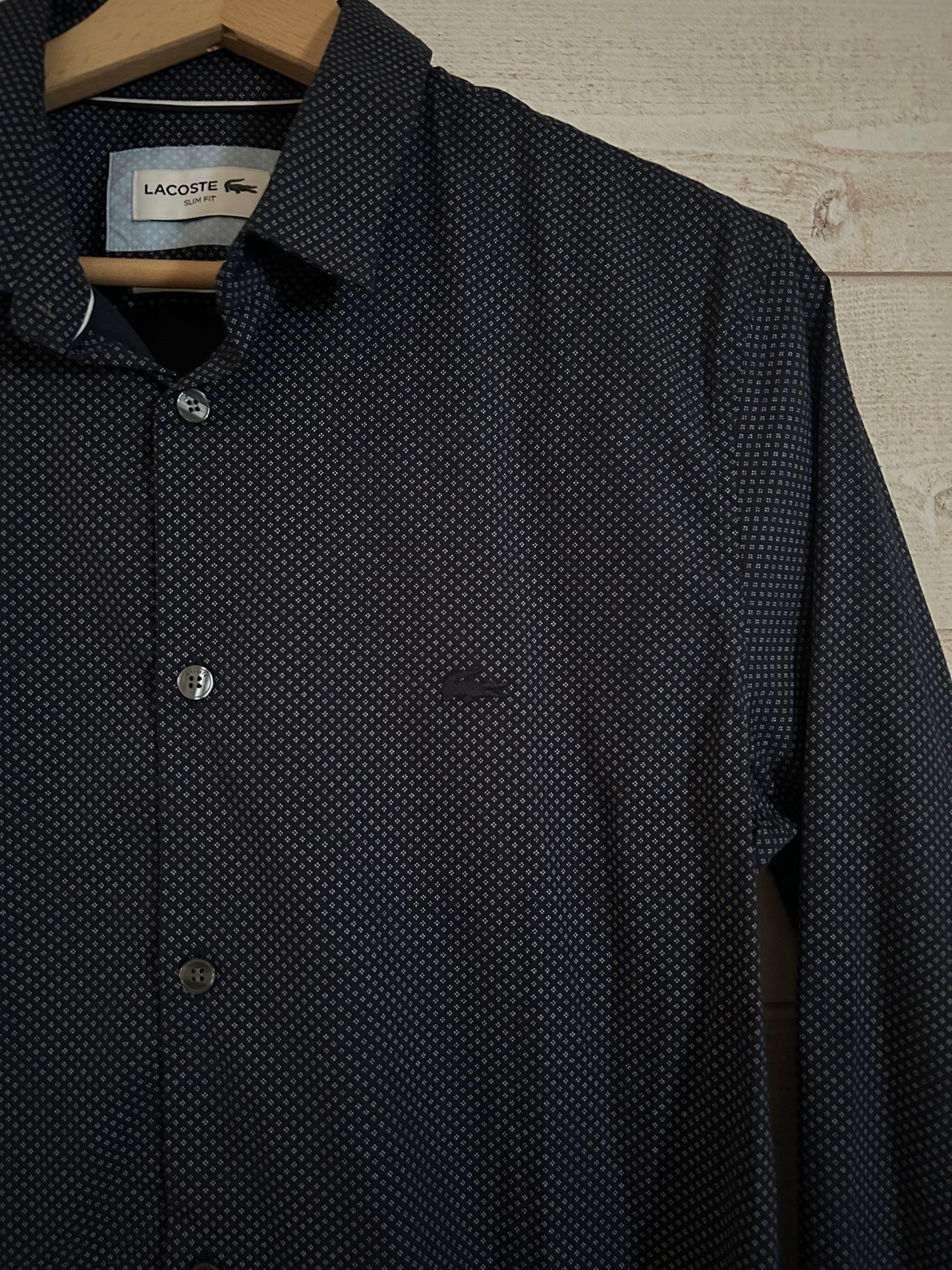 Chemise Micro-Motifs Géométriques Stretch • LACOSTE • Taille FR 38 (S) • Bleu Marine