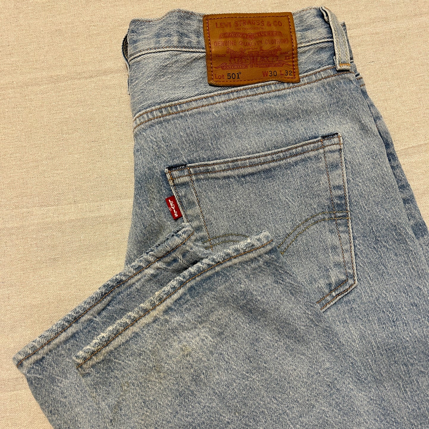 Jean Levi's 501 Original Bleu Clair Délavé Buttons Multicouleurs – Taille W30 L32