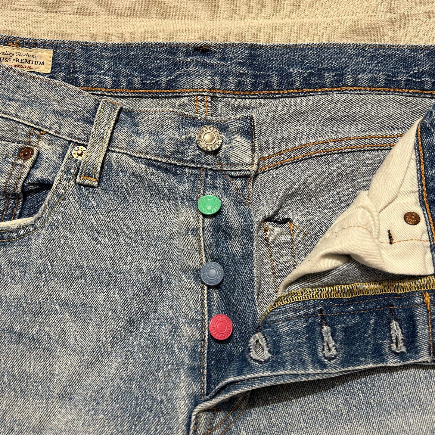 Jean Levi's 501 Original Bleu Clair Délavé Buttons Multicouleurs – Taille W30 L32